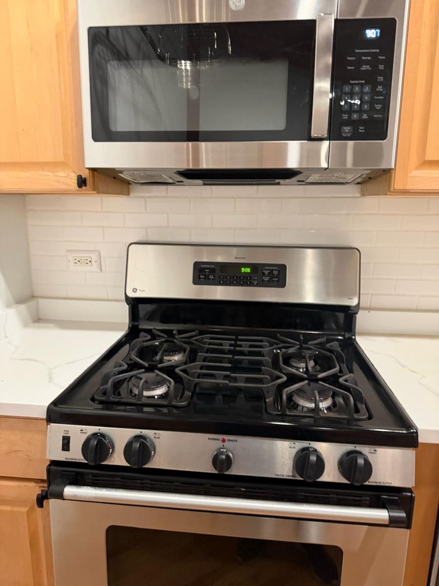 The same range with grates back on and cooktop clean